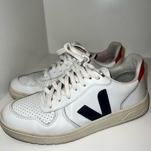 Veja V-10 sneaker